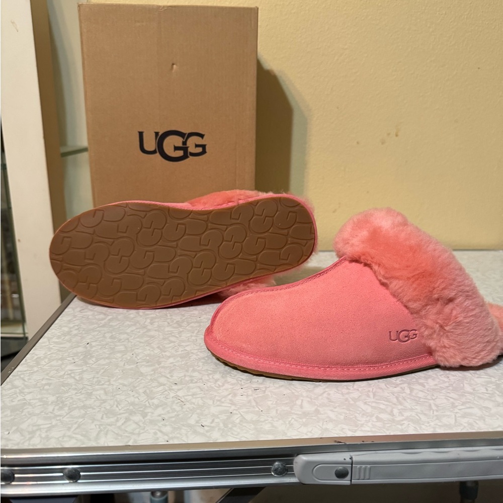 Women’s UGG Coral Fuzzy Slippers - Picture 4 of 4